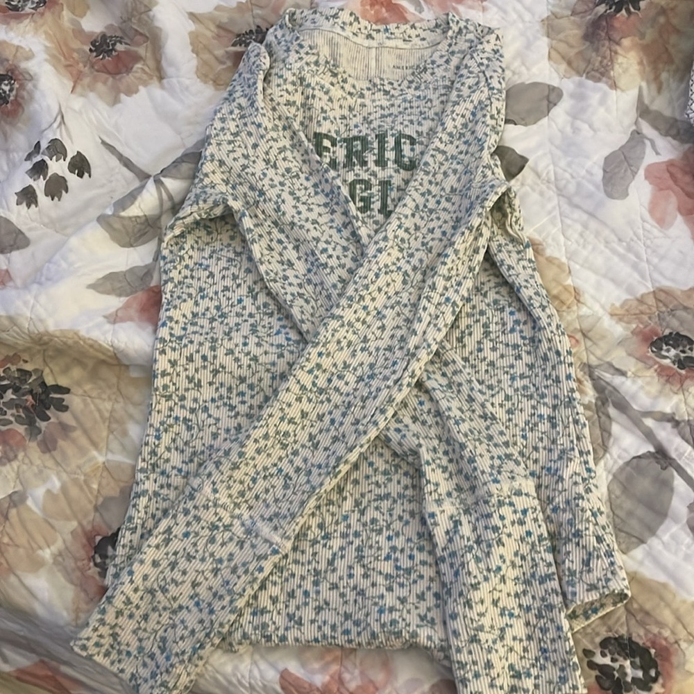American Eagles women’s medium long sleeve shirt. Never worn green and baby blue - Picture 2 of 4